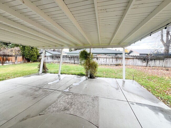 Building Photo - 3 Bedroom, 2 bath 1836 sqft House in Sunset Village