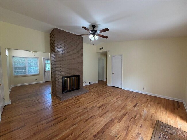 Building Photo - 2720 Hollywood Dr