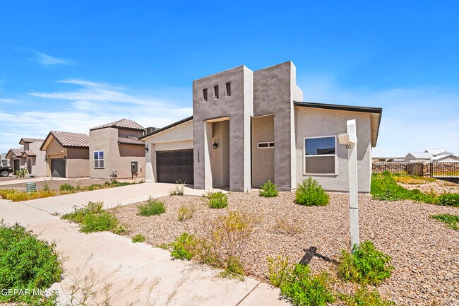 Building Photo - 12049 Hidden Gdns