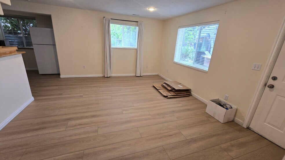 Building Photo - 1117 E 200 S
