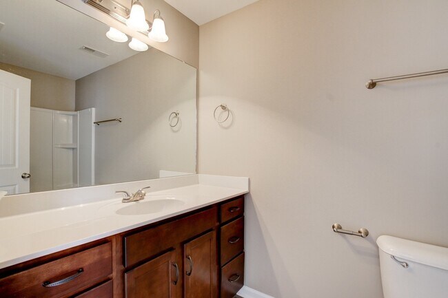 Building Photo - Charming Townhome Close to the Interstate !