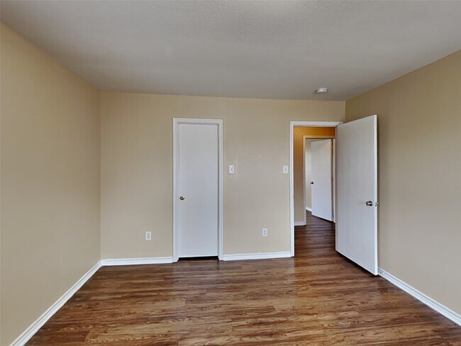 Building Photo - 226 Golden Oak Dr