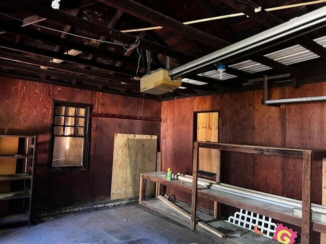 Building Photo - 3 Bedroom with Large Master Suite Upstairs with Private Bath & Walk-In Closet