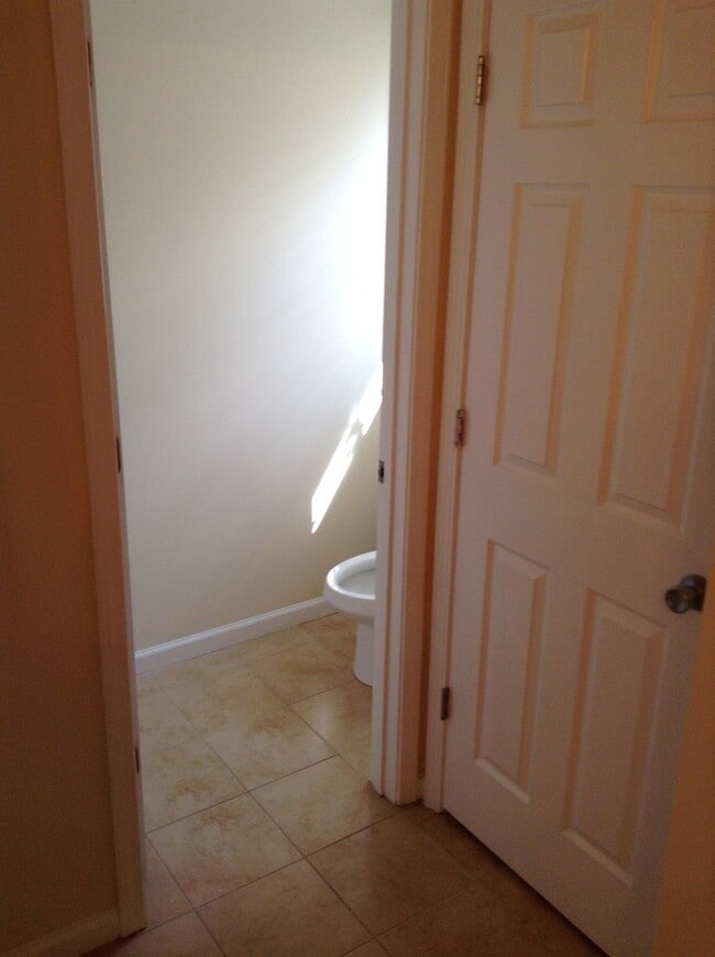 Building Photo - 6br House Near Campus FOR RENT
