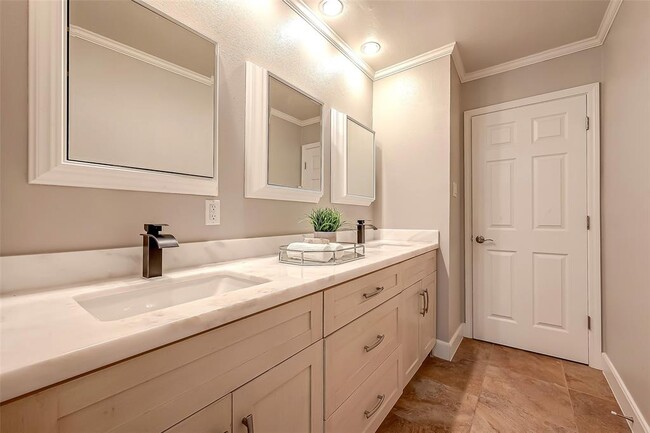 Building Photo - 10118 Briar Forest Dr