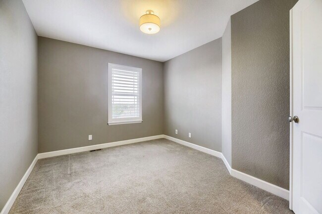 Building Photo - 10825 E 28th Pl