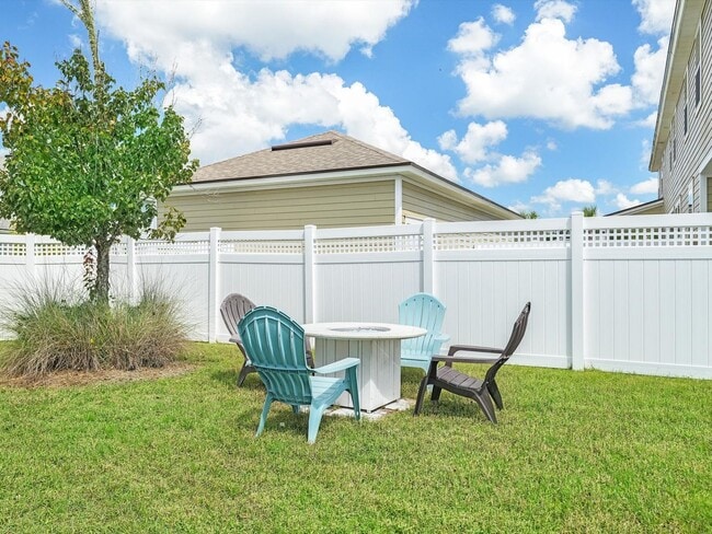 Building Photo - Resort-Style Living in a Spacious 4-Bedroo...