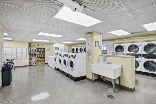 Building Photo - 11850 Edgewater Dr