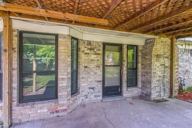 Building Photo - Beautifully renovated 4 bedroom home in a great subdivision