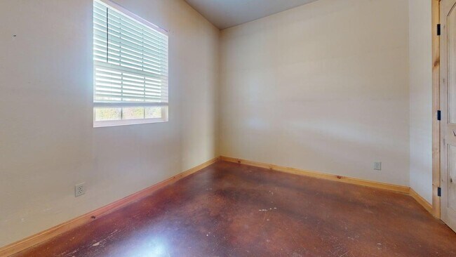 Building Photo - 12748 NE Wolf Rd