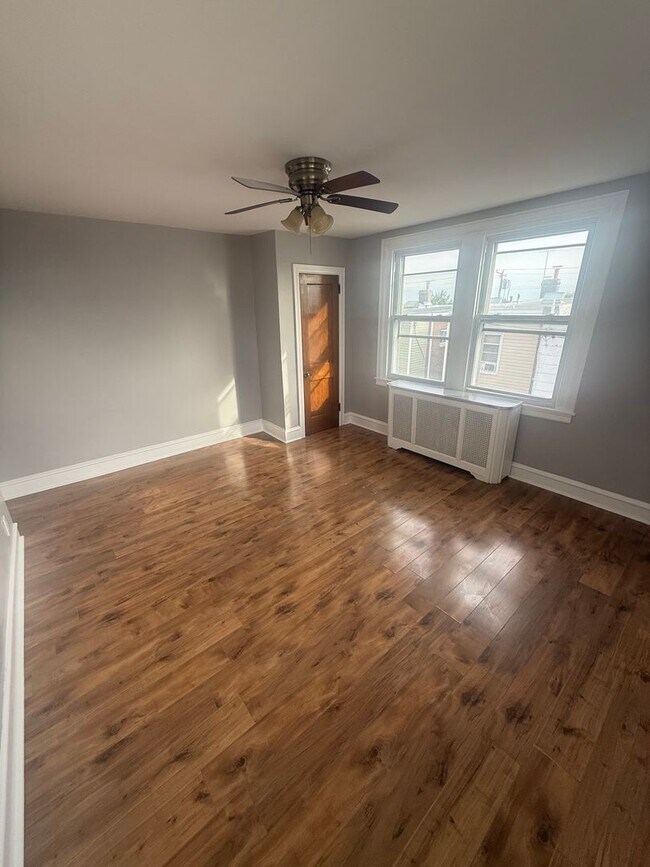 Building Photo - 270 Rosemar St