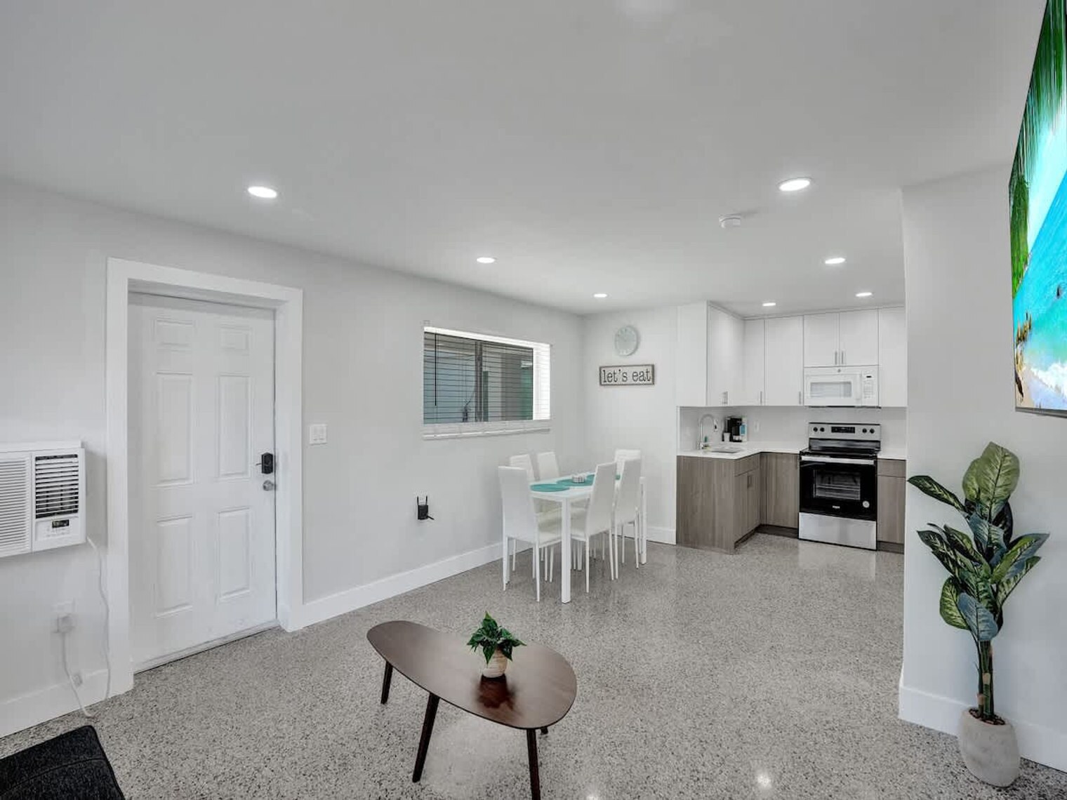 Building Photo - 906 N Riverside Dr