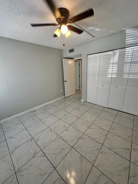 Building Photo - 4158 Inverrary Dr
