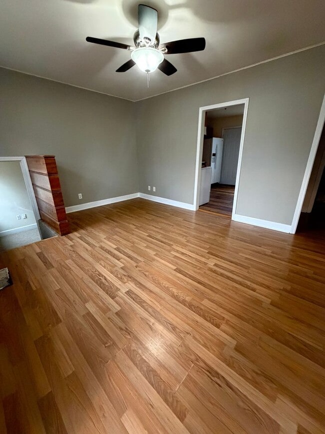 Building Photo - $1300 Move In Special