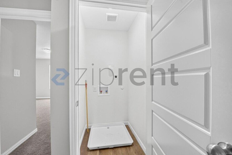 Building Photo - Unit A