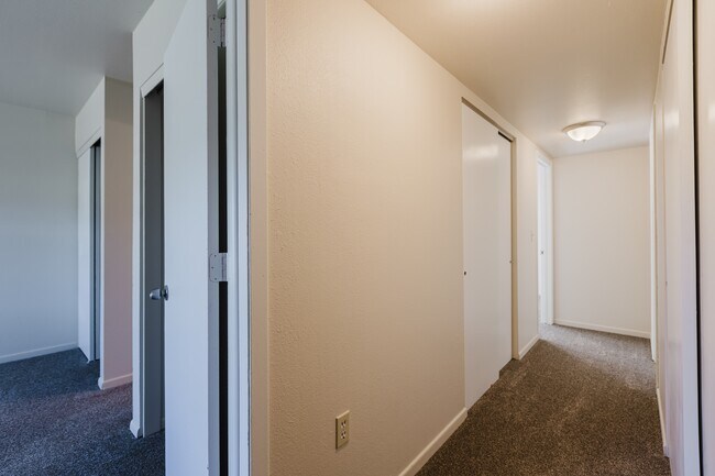 Building Photo - 21 W Golf Pl