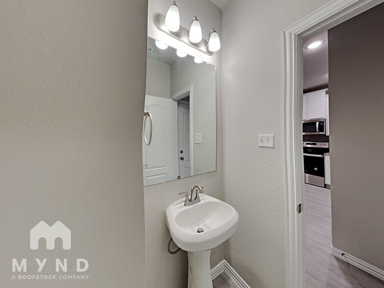 Building Photo - 1272 Alamo Dr