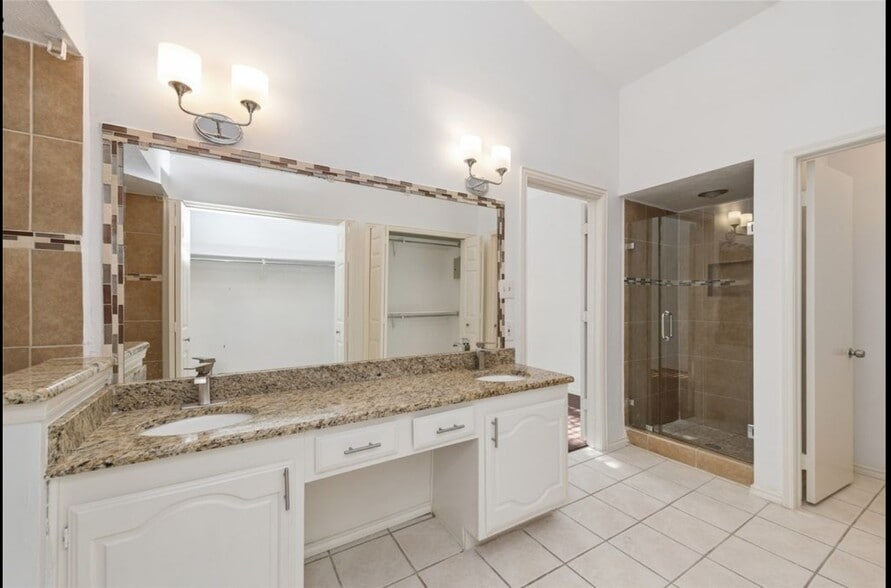 Master bath shower#2 - 543 Guadalupe Dr