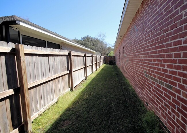 Building Photo - Four Bedroom Home