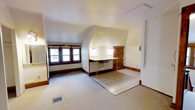 Building Photo - 222 E 16th Ave