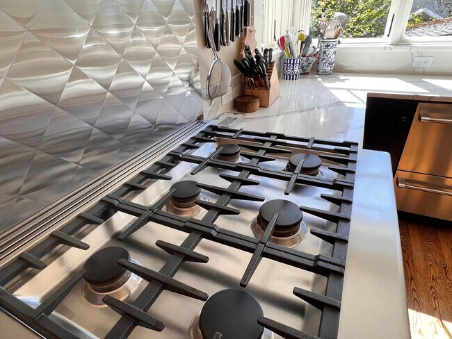 Building Photo - Gorgeous, Executive Living in Beautiful Ma...