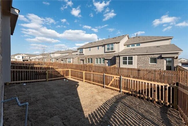Building Photo - Beautiful townhome/condo located in Pfluge...