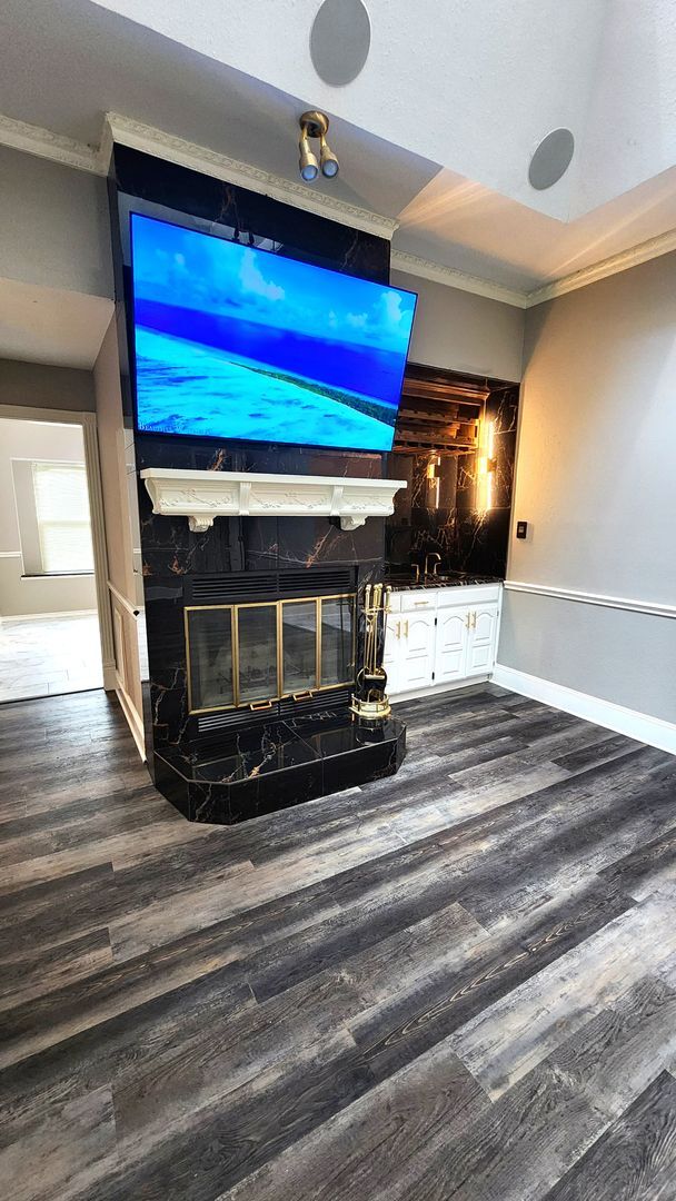 Building Photo - Remodeled with Luxurious Finishes!