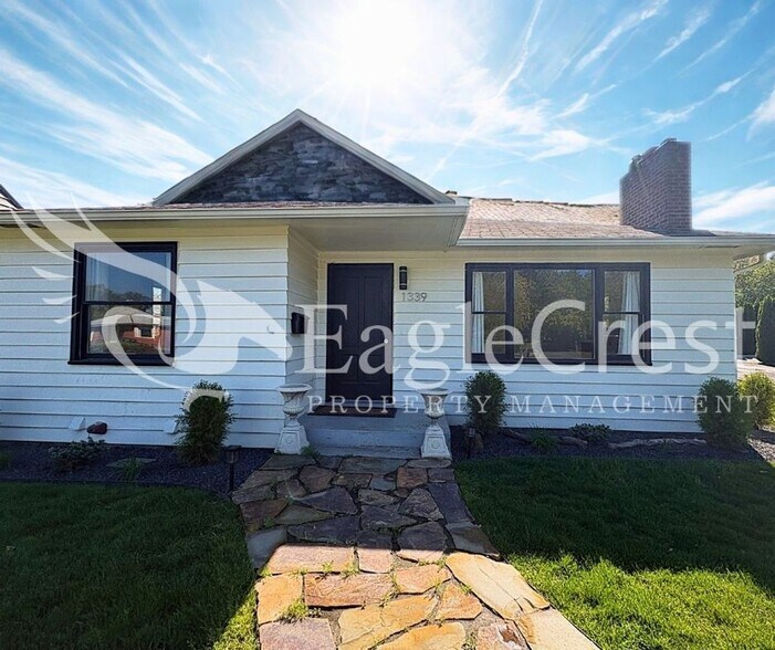 Building Photo - Charming 2 Bed, 2 Bath Home with Updated Kitchen & Outdoor Living Space