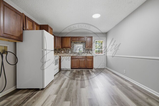 Building Photo - Two Bedroom Duplex in Hermitage with Back Deck!