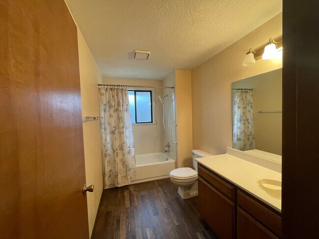 Building Photo - Desirable East Medford Single Story