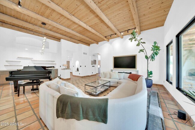 Building Photo - 110 E Concorda Dr