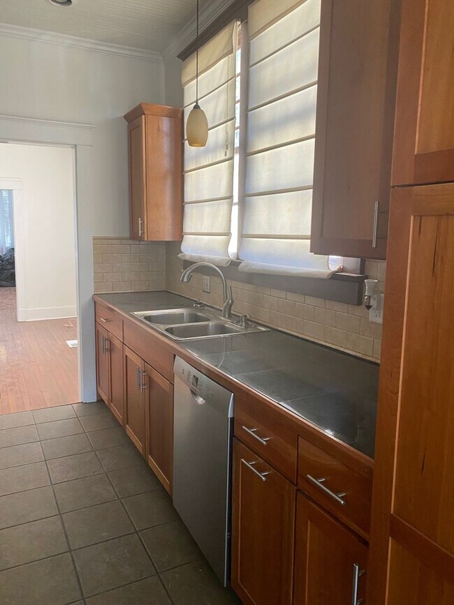 Building Photo - Renovated cottage in University area 2bed/2bath with all appliances, parking, and yard