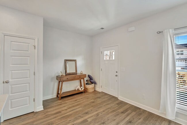 Building Photo - Hendersonville Townhome