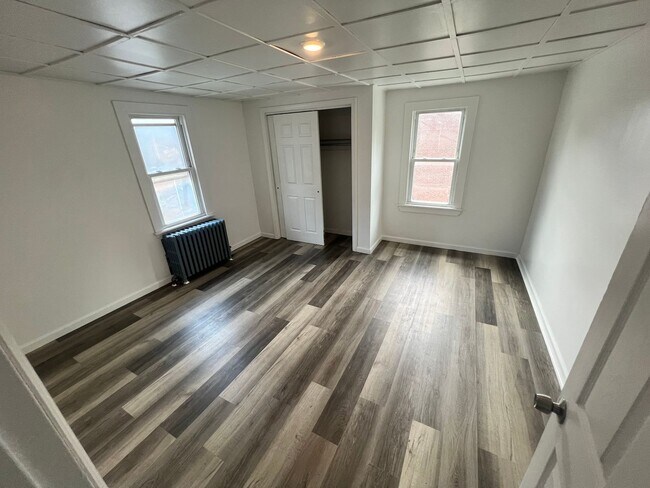 Building Photo - 4 bed 1 bath NEW RENO