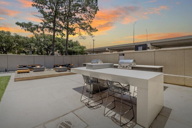 Building Photo - 14703 Park Row Blvd