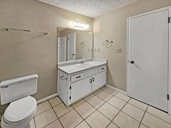 Building Photo - Recently Updated 2/2.5 Flat in Duplex Building