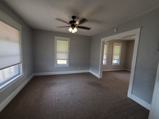 Building Photo - 2 Bedroom, 1 Full Bath, 2 Story home in th...