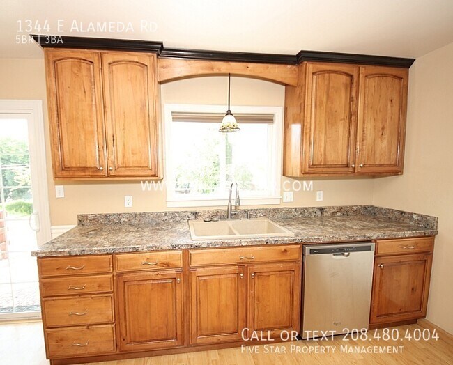 Building Photo - 1344 E Alameda Rd