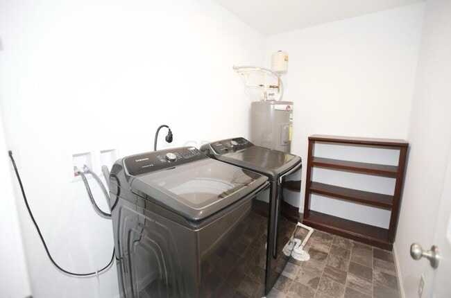 Building Photo - 4978 Crestbrook Dr