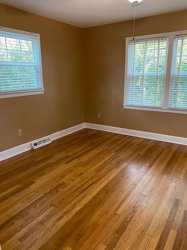 Building Photo - 3 bed and 2 bath home