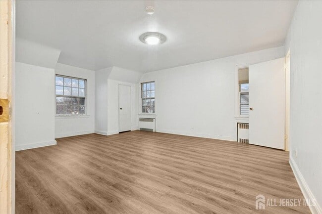 Building Photo - 37 Ireland Ave