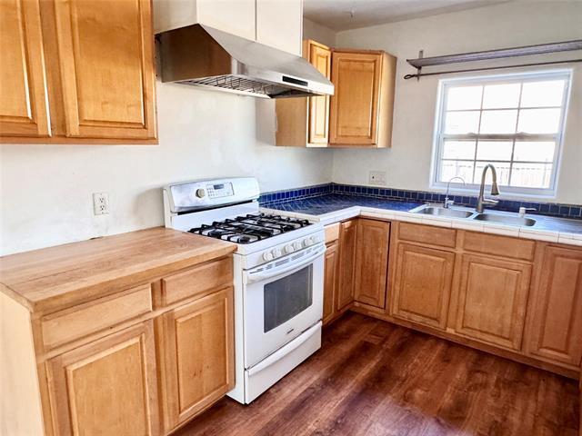 Building Photo - 520 Iris Dr