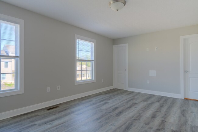 Building Photo - Oak Tree Townhome |3 Bed, 3.5 Bath| July 11th