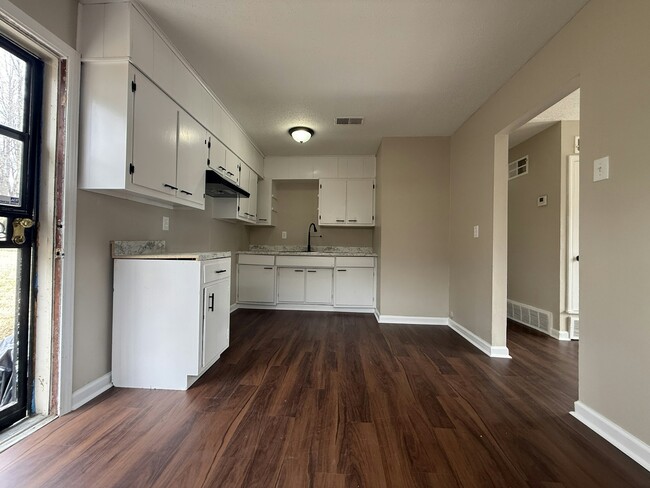 Building Photo - 256 Delta Rd