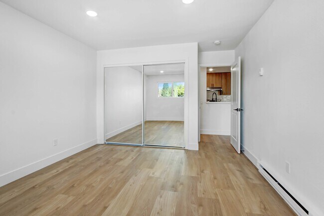 Building Photo - 930 N Martel