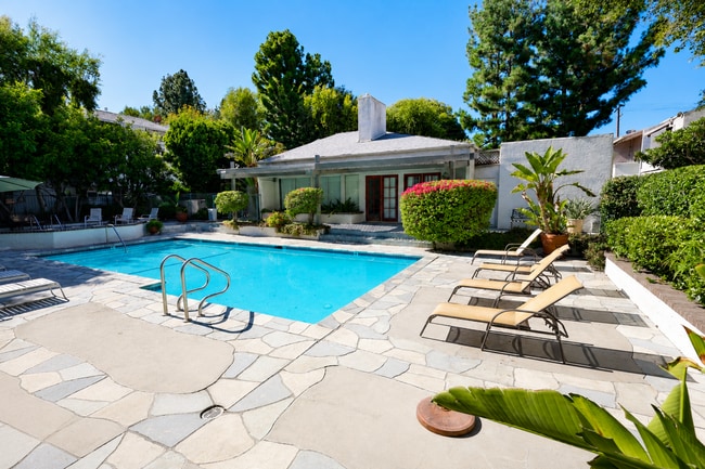 Building Photo - 2 Bedroom + 2 Bath Condo in Winnetka