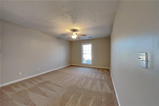 Building Photo - 645 Paris Dr