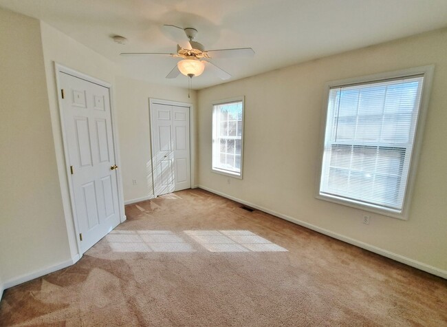 Building Photo - 2 Bed / 1-1/2 Bath Townhome