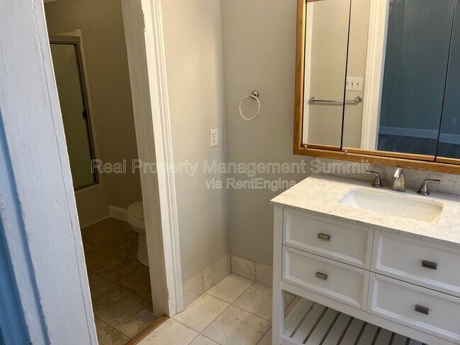 Building Photo - 401 N Augusta St