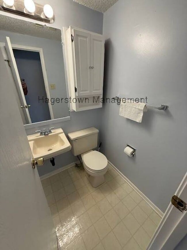 Building Photo - 3 BR Townhouse - Iris Ct